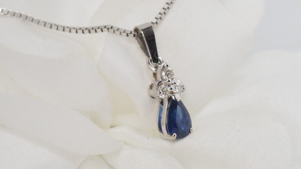 Halskette mit Anhänger aus Weißgold, Saphir und Diamanten