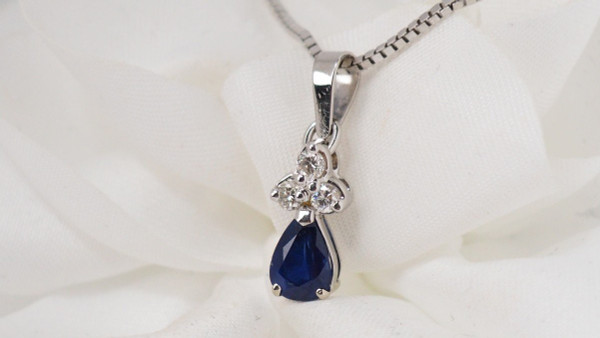 Halskette mit Anhänger aus Weißgold, Saphir und Diamanten