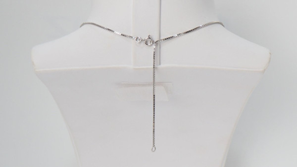 Halskette mit Anhänger aus Weißgold, Saphir und Diamanten
