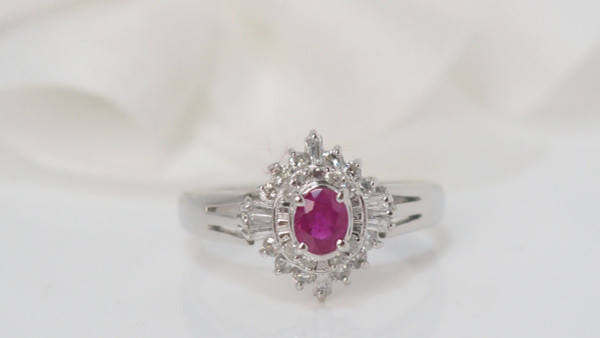 Anello in platino con rubini e diamanti certificati