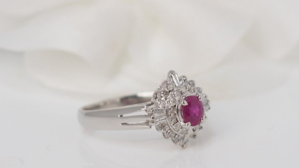Anello in platino con rubini e diamanti certificati