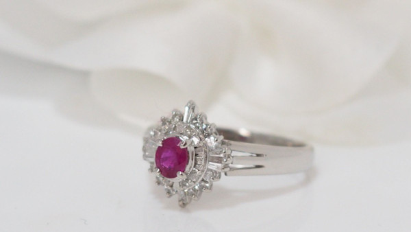 Anello in platino con rubini e diamanti certificati
