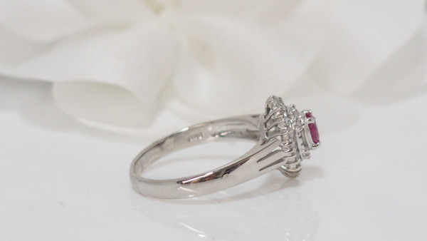 Anello in platino con rubini e diamanti certificati
