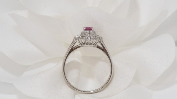 Anello in platino con rubini e diamanti certificati
