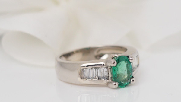 Anello In Oro Bianco, Smeraldo Ovale E Diamanti
