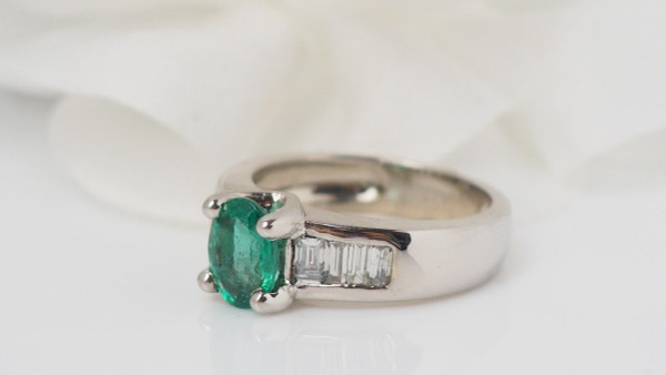 Anello In Oro Bianco, Smeraldo Ovale E Diamanti