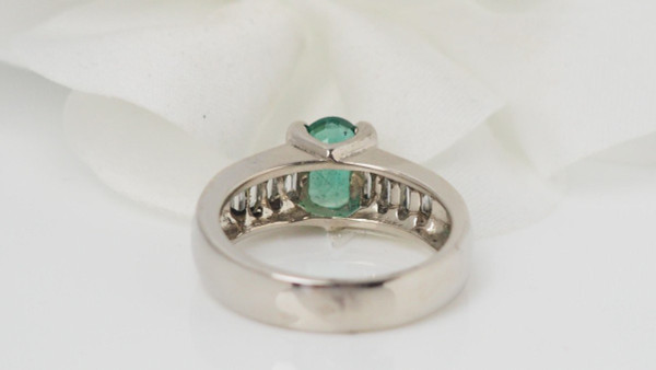 Anello In Oro Bianco, Smeraldo Ovale E Diamanti