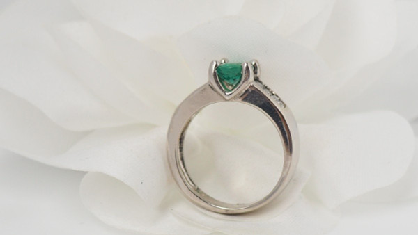 Anello In Oro Bianco, Smeraldo Ovale E Diamanti
