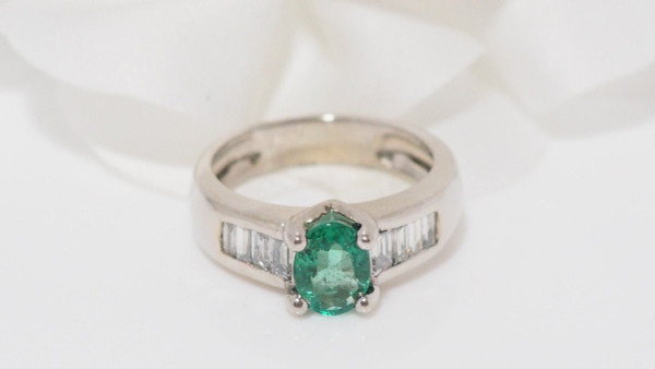Anello In Oro Bianco, Smeraldo Ovale E Diamanti