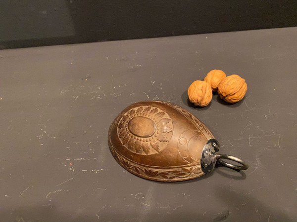 Coupe à boire en noix de coco sculptée