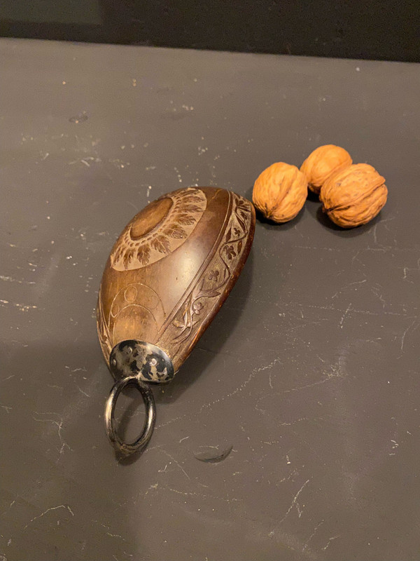 Coupe à boire en noix de coco sculptée