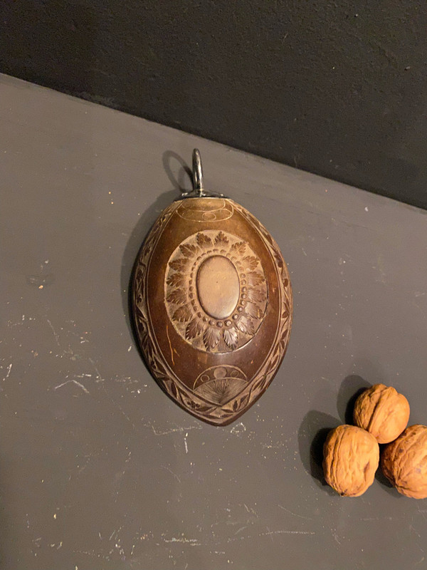Coupe à boire en noix de coco sculptée