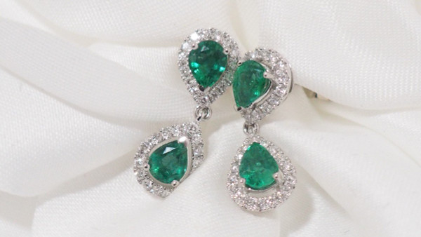 Paire De Pendants d'Oreille En Or Blanc, Emeraudes Et Diamants