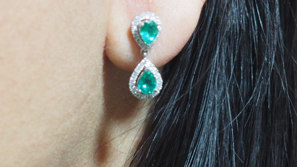Paire De Pendants d'Oreille En Or Blanc, Emeraudes Et Diamants