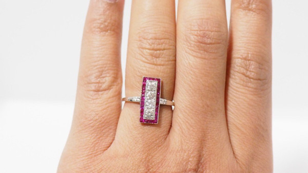 Anello Art Déco In Oro Bianco, Rubini E Diamanti