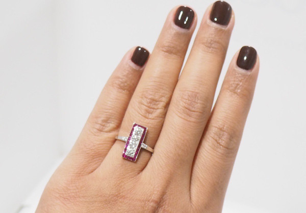 Anello Art Déco In Oro Bianco, Rubini E Diamanti