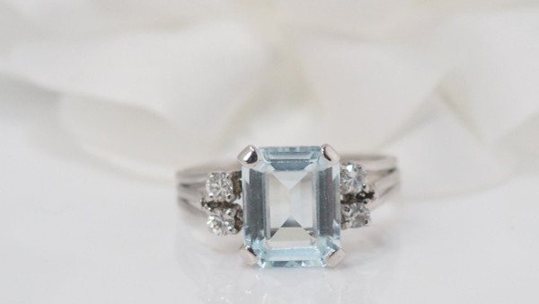 Anello bianco, acquamarina e diamanti