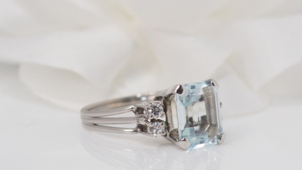 Anello bianco, acquamarina e diamanti