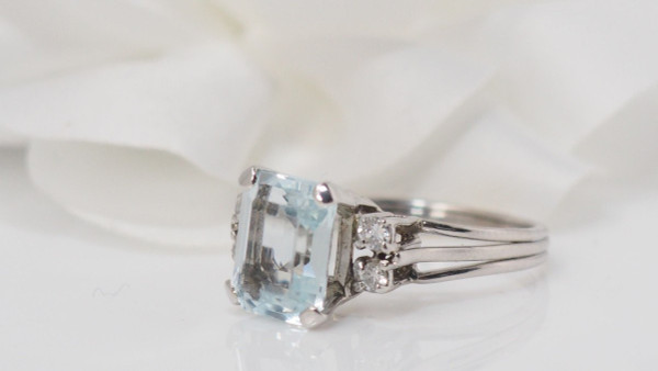 Anello bianco, acquamarina e diamanti