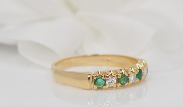 Bague Demi Alliance En Or Jaune, Diamants Et Emeraudes