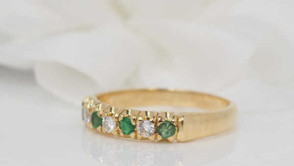 Bague Demi Alliance En Or Jaune, Diamants Et Emeraudes