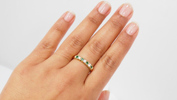 Bague Demi Alliance En Or Jaune, Diamants Et Emeraudes