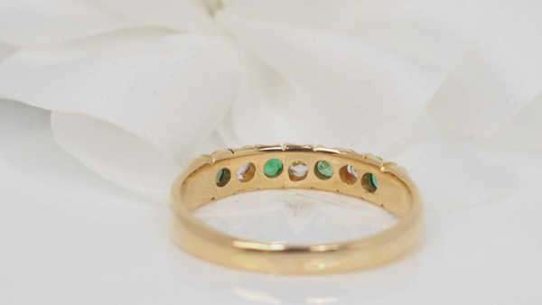 Bague Demi Alliance En Or Jaune, Diamants Et Emeraudes