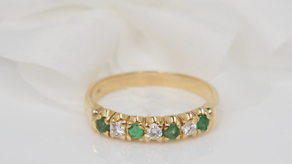 Bague Demi Alliance En Or Jaune, Diamants Et Emeraudes