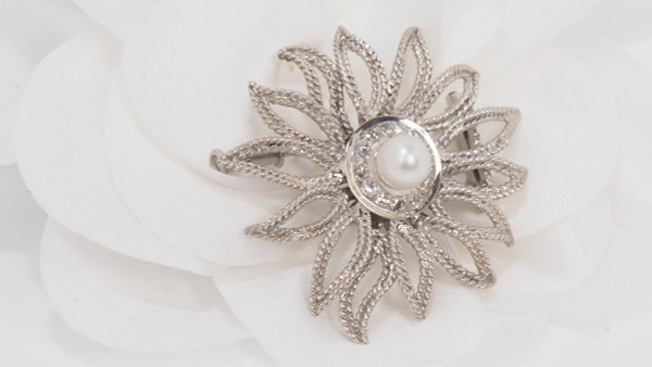 Spilla Fiore Traforata In Oro Bianco, Perla Coltivata E Diamanti