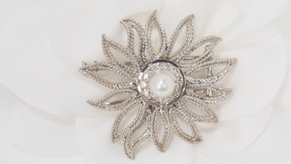 Spilla Fiore Traforata In Oro Bianco, Perla Coltivata E Diamanti