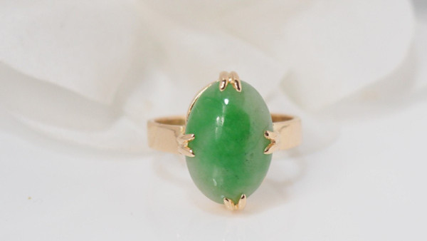 Anello in oro giallo e giada
