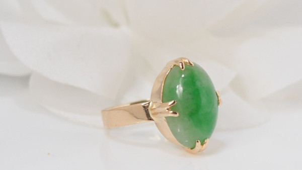 Anello in oro giallo e giada