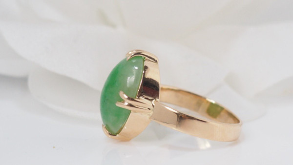 Anello in oro giallo e giada