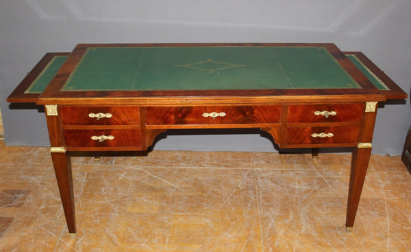 Grande scrivania in stile restauro piatto in mogano XX