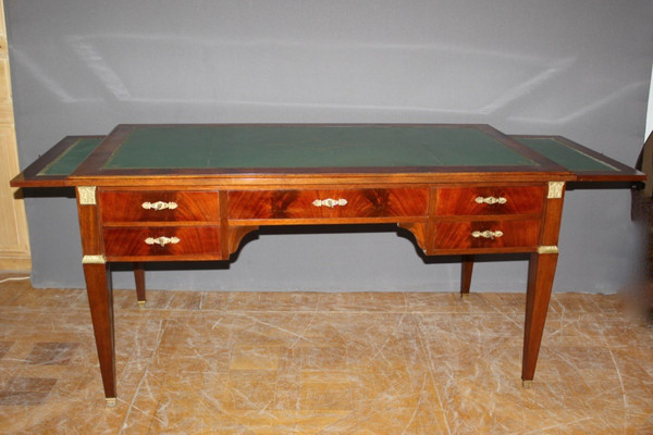 Grande scrivania in stile restauro piatto in mogano XX