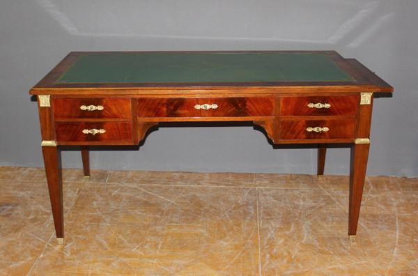 Grande scrivania in stile restauro piatto in mogano XX