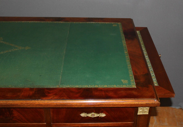 Grande scrivania in stile restauro piatto in mogano XX