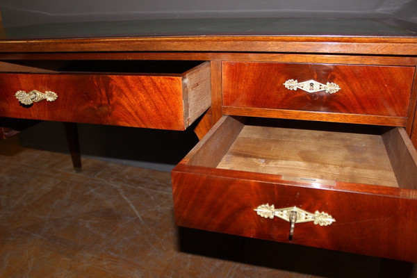 Grande scrivania in stile restauro piatto in mogano XX