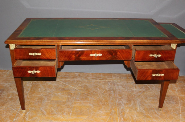 Grande scrivania in stile restauro piatto in mogano XX
