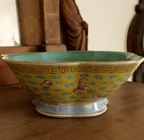 Large 19th c Chinese high-footed 5-lobed bowl, Tongzhi period