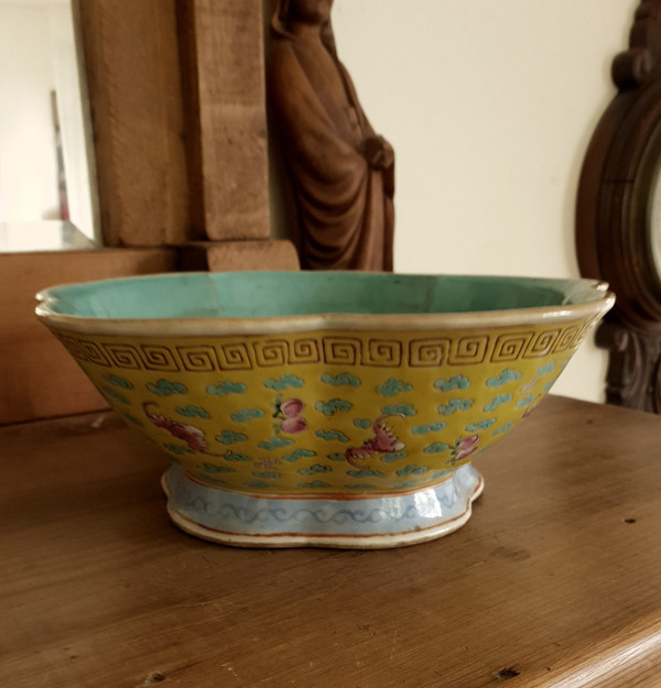 Large 19th c Chinese high-footed 5-lobed bowl, Tongzhi period