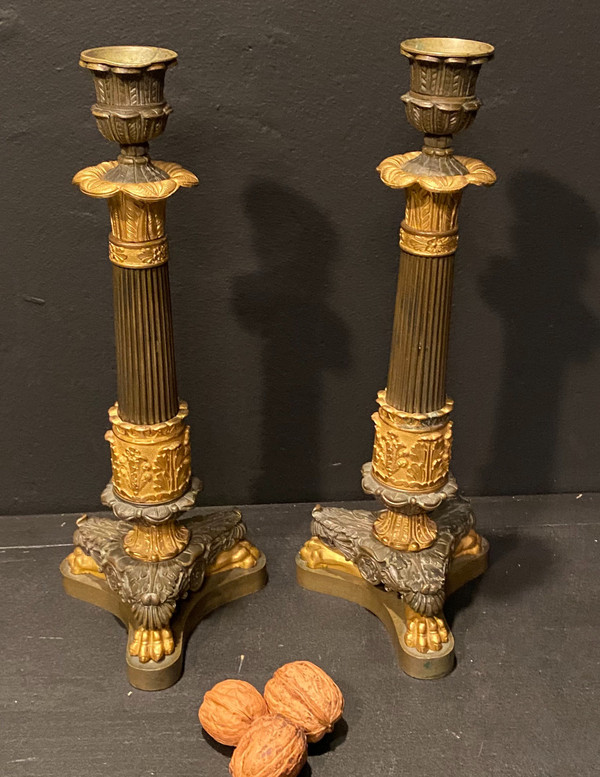 coppia di candelieri in bronzo con due patine
