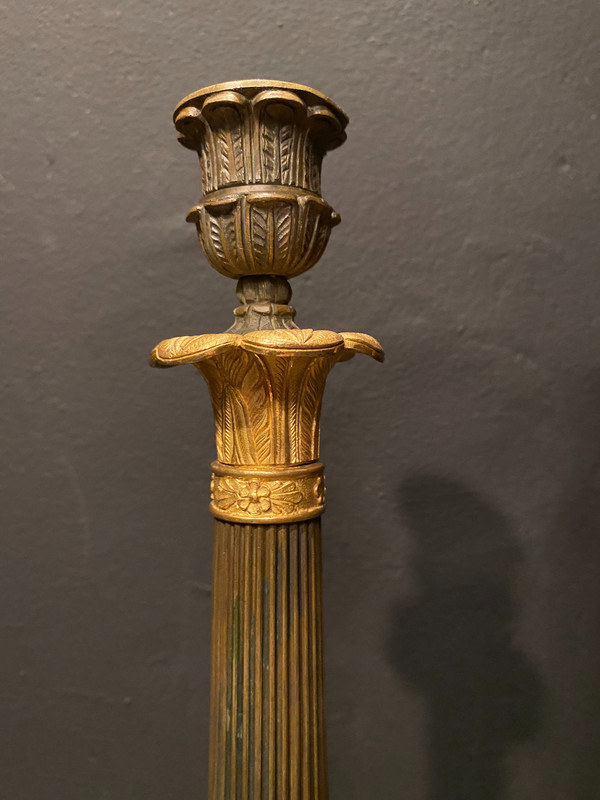 coppia di candelieri in bronzo con due patine