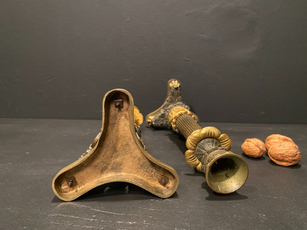 coppia di candelieri in bronzo con due patine