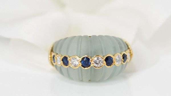 Anello in oro giallo, zaffiri e diamanti