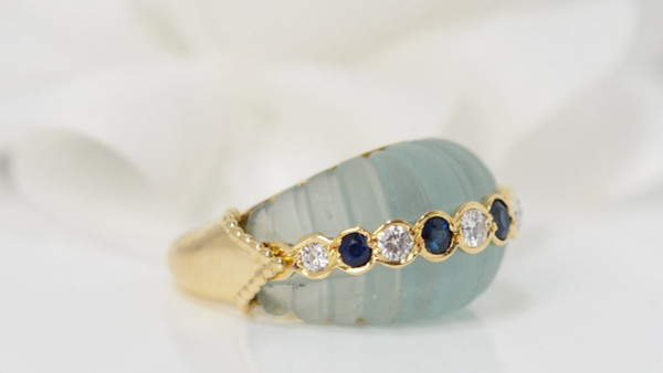 Anello in oro giallo, zaffiri e diamanti