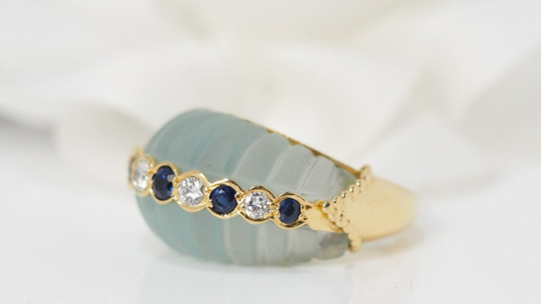 Anello in oro giallo, zaffiri e diamanti