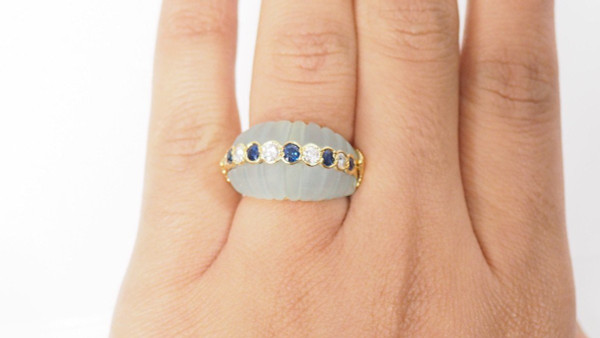 Anello in oro giallo, zaffiri e diamanti