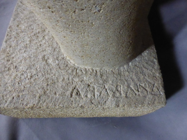 Scultura in pietra firmata Tajana André