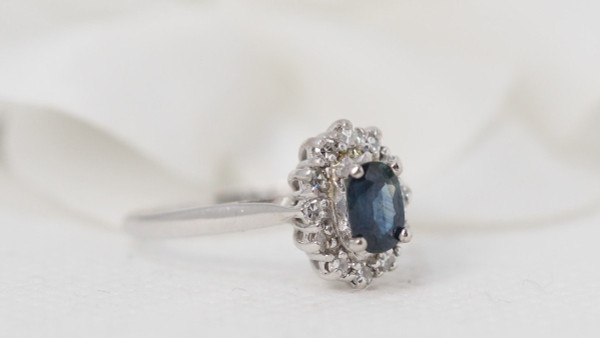 Margeritenring aus Weißgold, Saphir und Diamanten